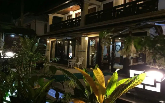Jade Hotel