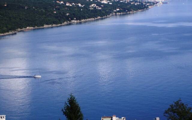 Luxury Three-bedroom Apartment With Amazing Overlook at the sea