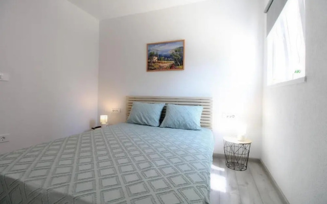 Cozy Apartment With Patio and Parking