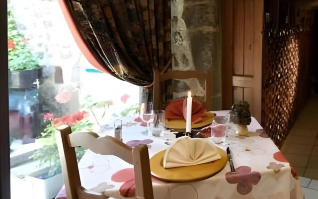 Hôtel-Restaurant La Crèche et sa piscine intérieure - Logis Hôtels