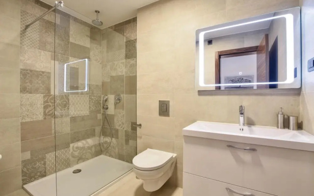 Amazing Home in Omis with Hot Tub, Sauna & WiFi