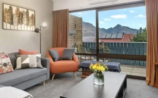 Fantastic Views, Close to Town 2 Bedroom Apartment