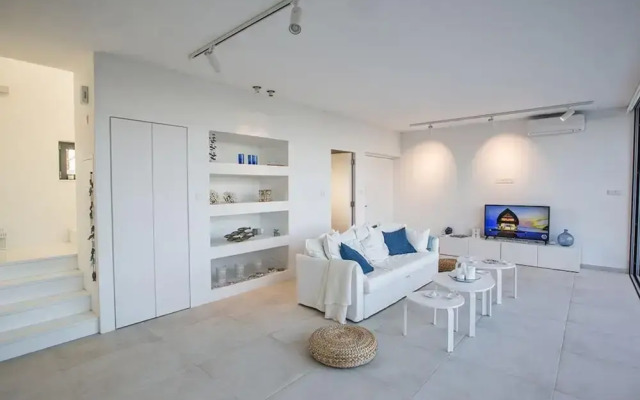 Villa Charlize AQ WP7