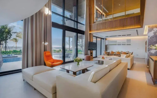 Golfers Paradise: Villa at World-class Course Edge