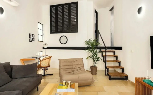 Modern-Rustic Haven in the City by Sea N Rent