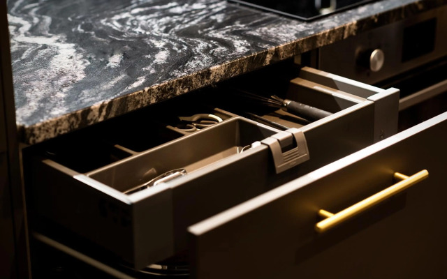 The Acacia, Luxury with Private Balcony + Parking