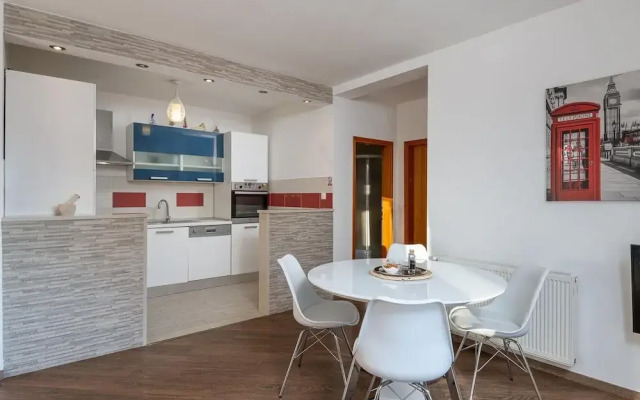 Modern Apartment With Balcony and Garden