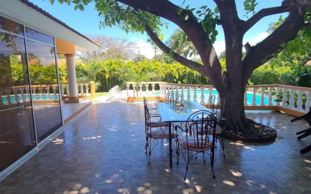 Great 4 Bedroom Getaway Villa With Large Private Pool
