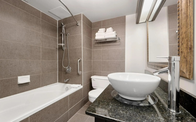 Travelodge by Wyndham Hotel & Convention Centre Quebec City