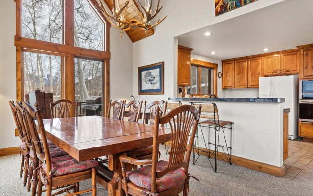 Russell Home by Avantstay Expansive Deck, Stunning Views & Hot Tub!
