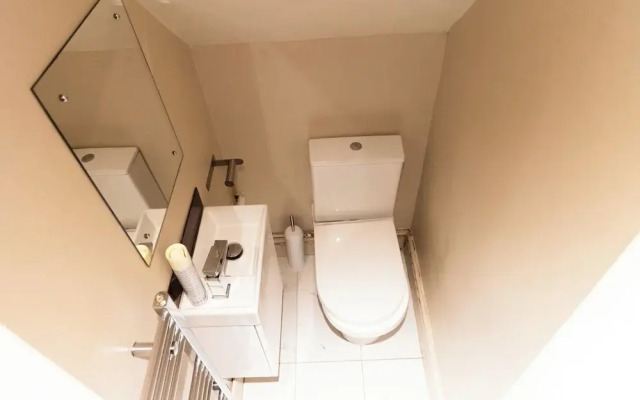 Wolverhampton - 4 Bed House - Free Parking