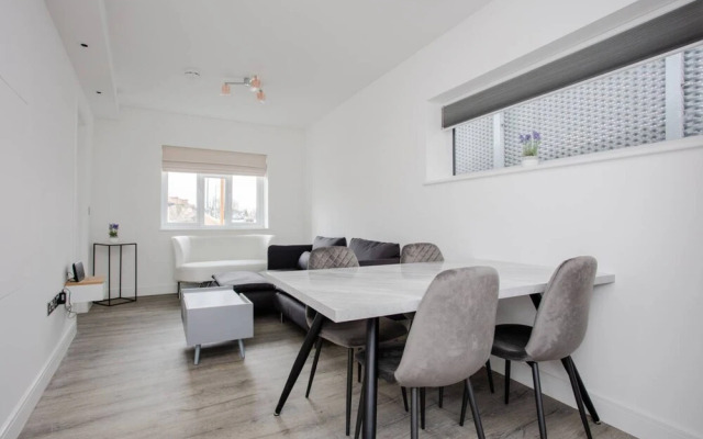 Designer 2 Bedroom Apartment in West London