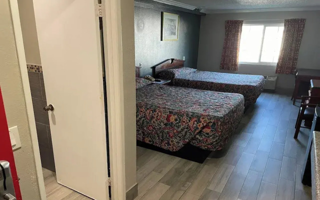 Passport Inn & Suites Corona Hotel