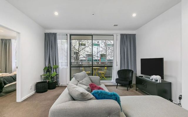 Zodiak Central 2 BR Apt Free Parking Gym