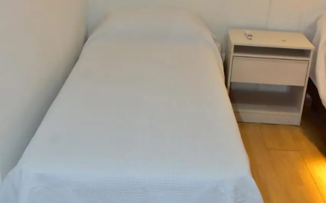 Habitación con oficina a la calle