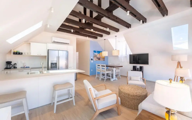 Historic Heartbeat 2BR Townhouse in Central Bliss