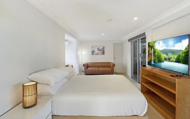 Spacious Beach Studio With Alfresco Dining