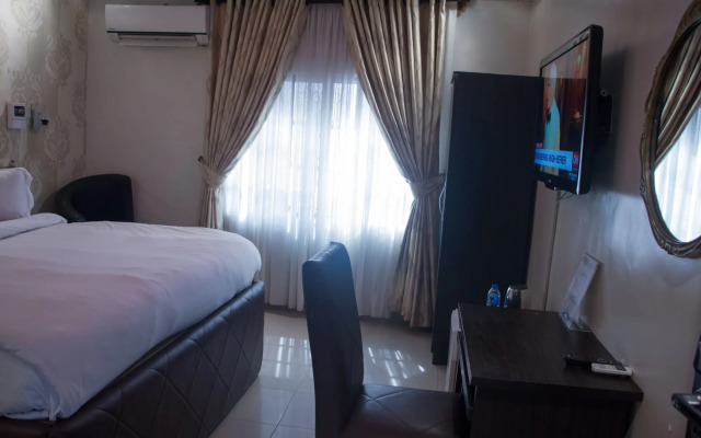 Triple Tee Hotel