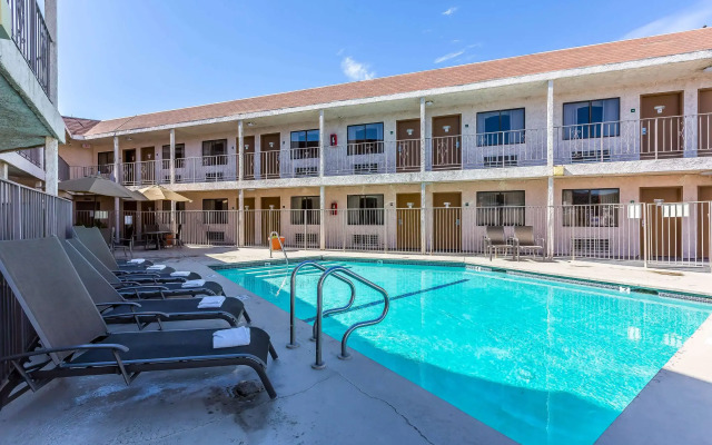 Rodeway Inn Magic Mountain Area