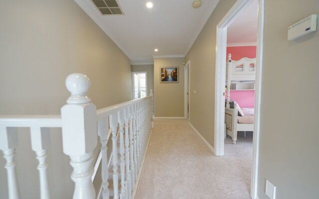 Charming 6 BRM Villa in Melbourne East