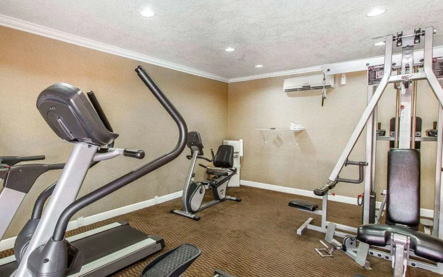 Econo Lodge Inn & Suites