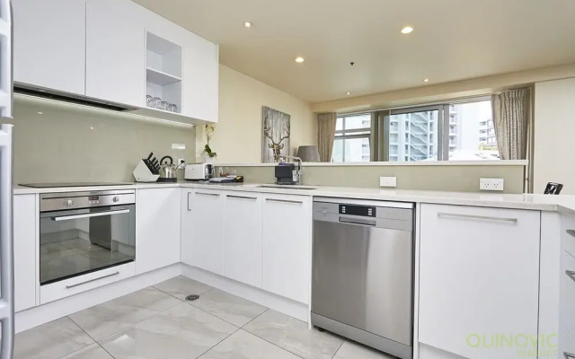 QV Spacious Bright Apartment with Balconies and Parking - 932