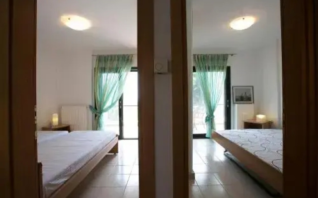 4bdr Beachfront House In Kalandra