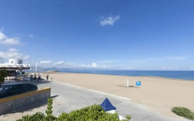 Fantastic first beach line attic apartment, sleep7
