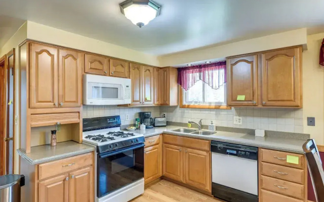 Central Apt in Cheektowaga w/ Private Deck!