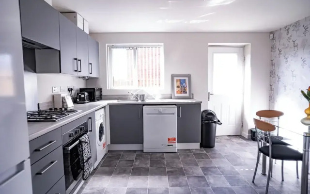 Stunning 2-bed House in Manchester With Canal View