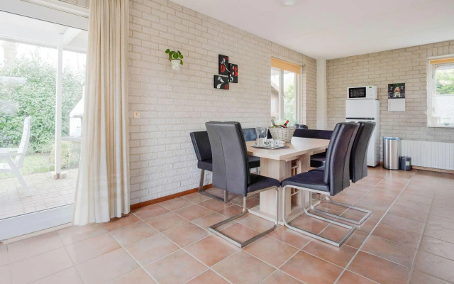 Lush Bungalow in Beek Gem Montferl& with Hot Tub