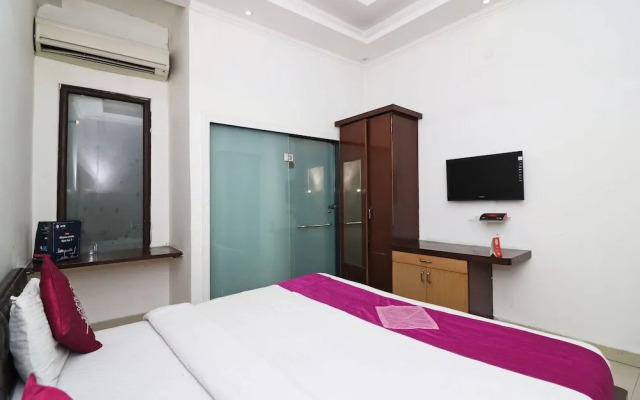 OYO 8349 Hotel Crown Palace