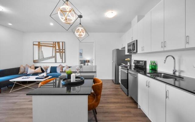 Stylish 3Br + Study Condo - Oakville