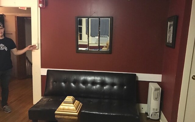 Blue Moon Guest House and Saloon