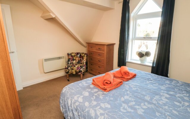 Carisbrooke House, Apartment 6