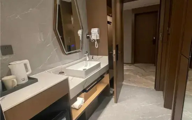 Lotus Hotel（Wanda Mall at Dianshan Lake Avenue Metro Station）