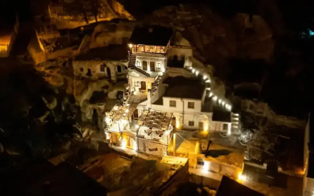 Bayar Cave Suites