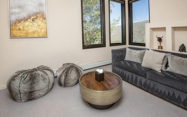 814 Eagle Dr. 4 Bedroom Home by RedAwning