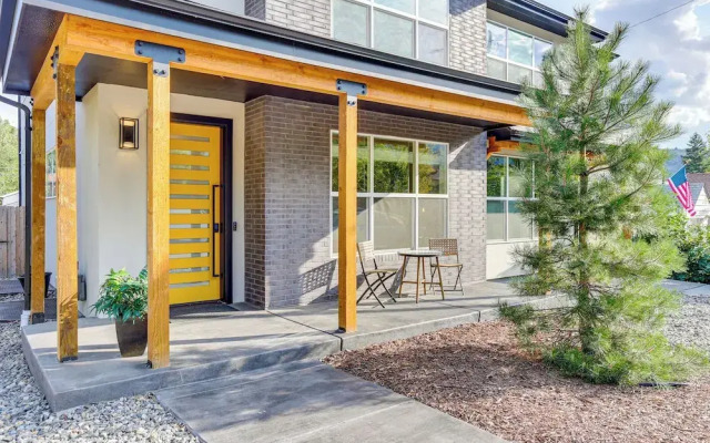 Hot Tub & Mtn-view Rooftop Deck: Golden Home
