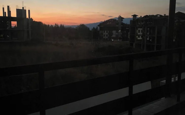 1 Bed Homey Two Floor Apartment - 200mbps Wi-fi!
