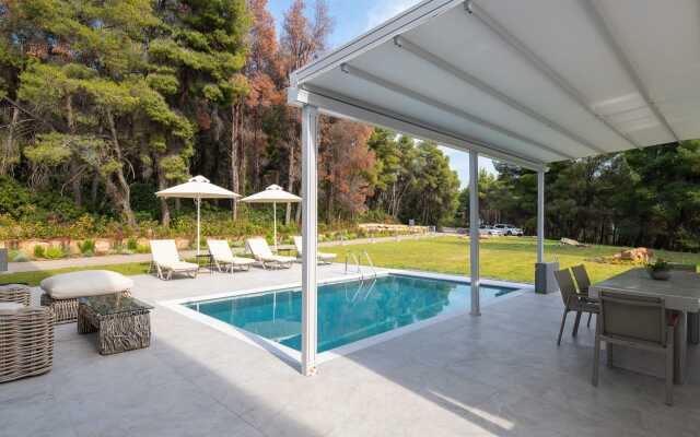 Nikiti Botanic Pool Suites
