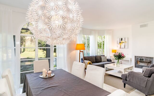 SE-Spacious townhouse in Nueva Andalucia Roomservice