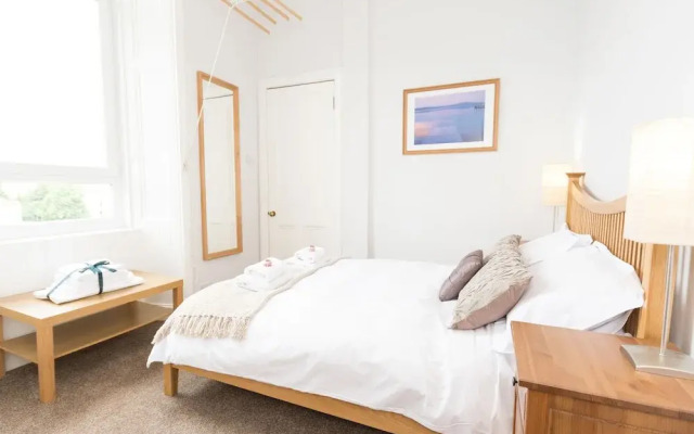 Beautiful City Center 2 Bed Apartment with Park View