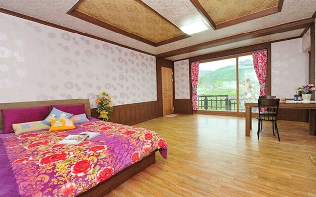Yeongju Pusoksa Maple Road Pension