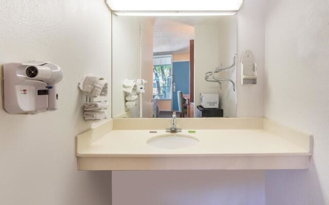 Castle inn & suites by OYO Lawton