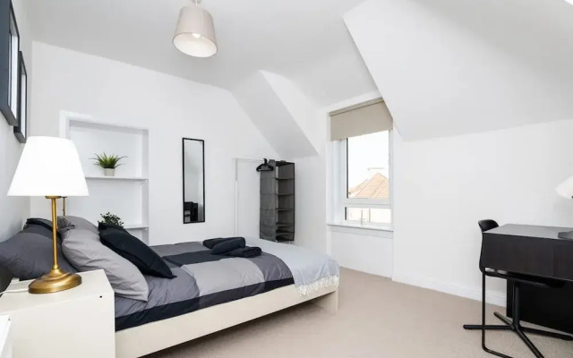 2 Bedroom House-free Parking