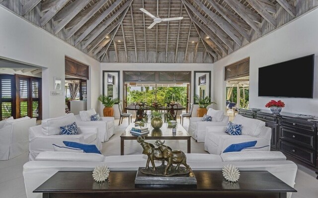 Staffed Round Hill Membership Van/driver 5 Bedroom Villa