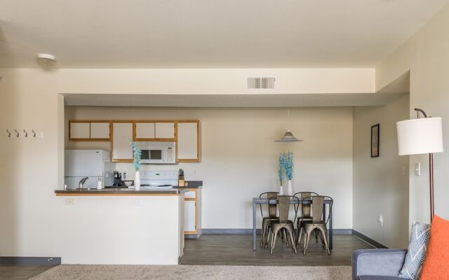 Eastside 1 & 2 BR Apts with balcony by Frontdesk