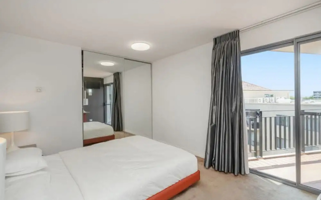 Sleek 2-bed Apartment in Vibrant Kingston – Guest Rooms – Kingston