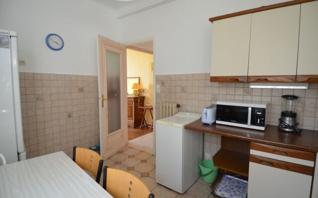 Period apartment 5 persons with Sea View and Parking in Port of Nice